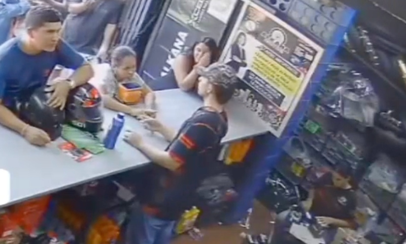 Vídeo forte mostra momento em que jovem é assassinado enquanto trabalhava em oficina; veja