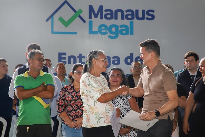 Prefeito David Almeida entrega mais de 400 registros definitivos de imóveis na zona Leste