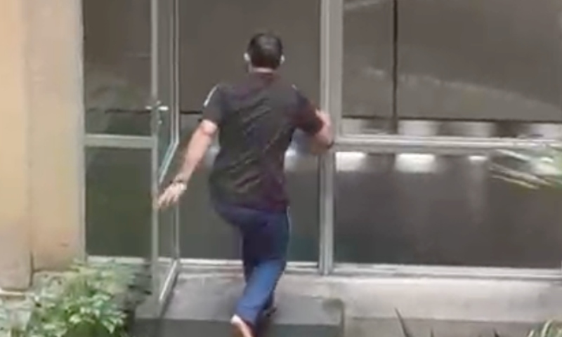 Flagrante em Manaus: homem escala o Fórum Henoch Reis para não ser preso; veja vídeo