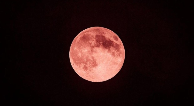 “Lua de Morango”: aparição de fenômeno raro marca a semana dos namorados; confira os horários