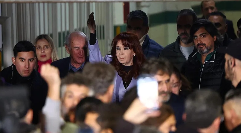 Prisão e inelegibilidade perpétua: Cristina Kirchner é condenada e manifestantes comemoram; veja vídeo