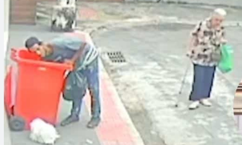 Ladrão assalta e derruba idosa de 93 anos no meio da rua; veja vídeo