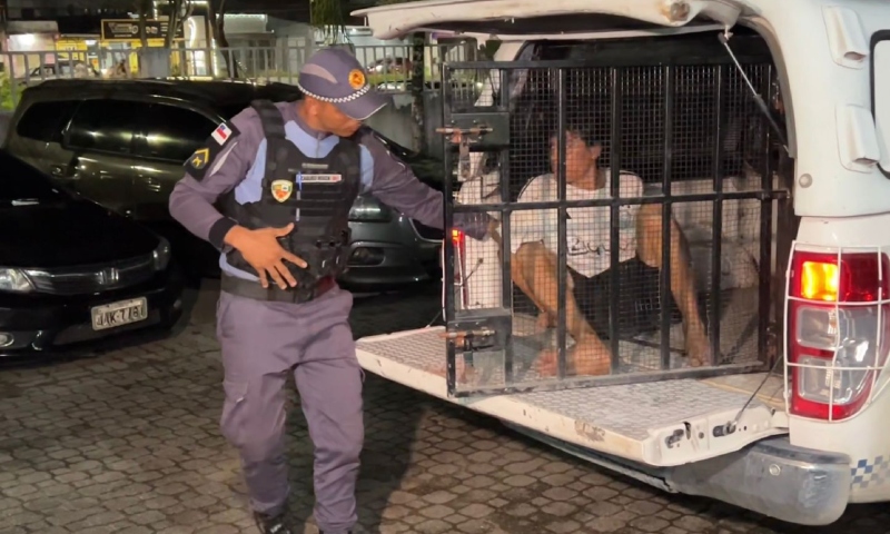 Homem é preso com arma e drogas no bairro Santa Etelvina; veja vídeo