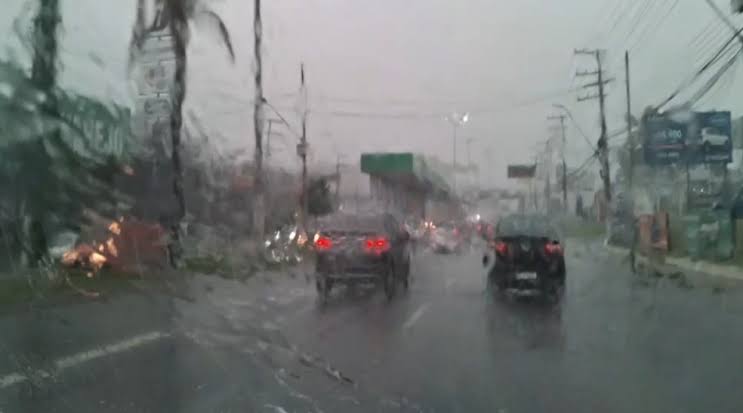 Dia dos Namorados começa com pancadas de chuva e tempo instável em Manaus