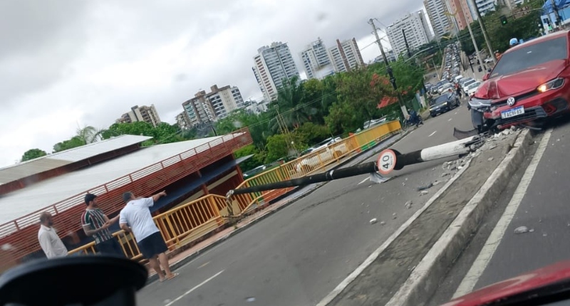 Motorista derruba poste na Avenida Maceió e bloqueia o tráfego de veículos