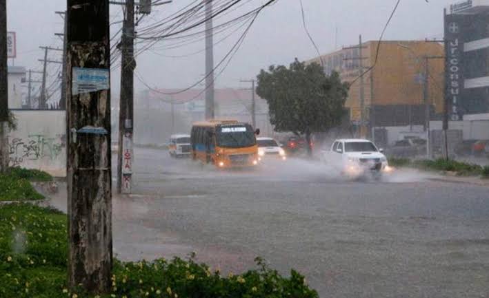 Temporal continua em Manaus e afeta trânsito e energia em diversos bairros