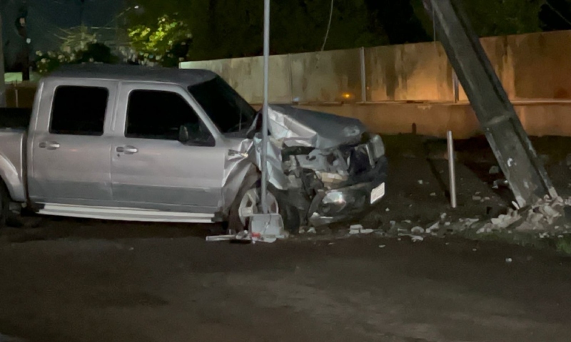 Motorista perde o controle e colide picape contra poste no bairro Cidade de Deus; veja vídeos