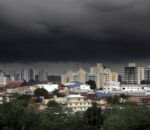 INMET emite alerta amarelo: Manaus e interior enfrentam risco de apagões e alagamentos por causa das chuvas até sábado