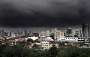 INMET emite alerta amarelo: Manaus e interior enfrentam risco de apagões e alagamentos por causa das chuvas até sábado