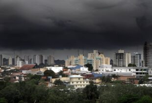 INMET emite alerta amarelo: Manaus e interior enfrentam risco de apagões e alagamentos por causa das chuvas até sábado
