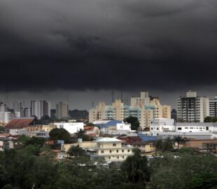 INMET emite alerta amarelo: Manaus e interior enfrentam risco de apagões e alagamentos por causa das chuvas até sábado