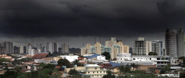 INMET emite alerta amarelo: Manaus e interior enfrentam risco de apagões e alagamentos por causa das chuvas até sábado