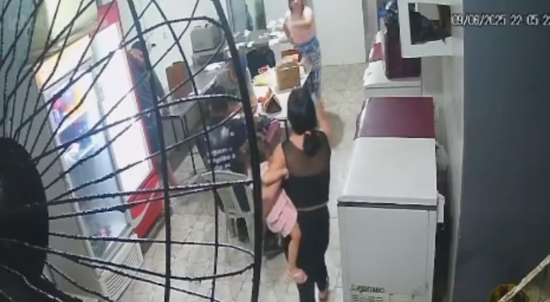 Vídeo mostra mulher sendo espancada pela atual do ex após cobrar pensão da filha em Manaus; veja