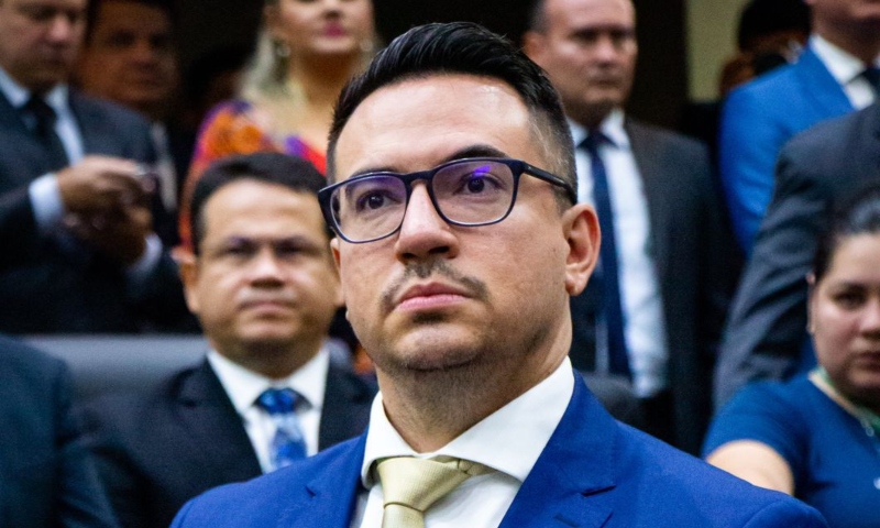 Vereador Rodrigo Guedes trava reajuste da educação e coloca em risco aumento de salário dos professores