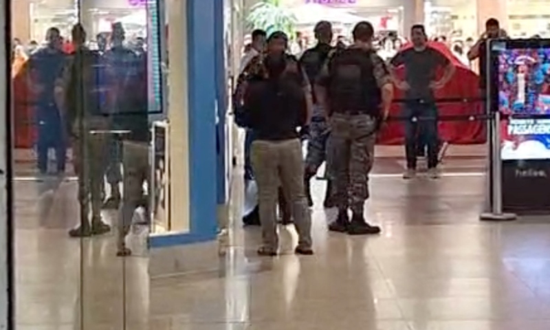 Urgente: assaltante causa pânico e tiroteio no Amazonas Shopping; veja vídeos