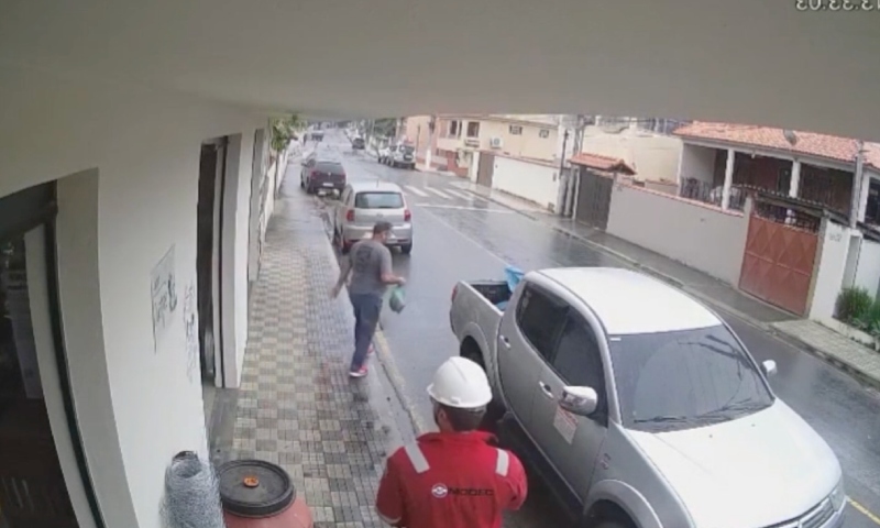 Vídeo forte mostra momento em que empresário é executado por pistoleiro disfarçado no Centro; veja