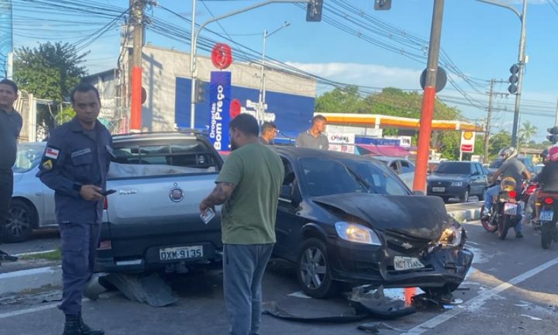 Colisão entre carros deixa trânsito caótico na Avenida Coronel Teixeira