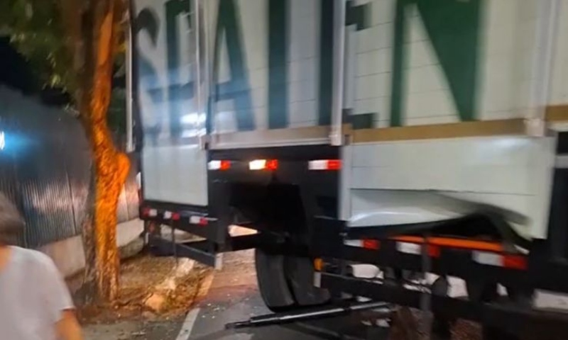 Carreta com carga de cerveja tem falha mecânica e dificulta trânsito na Avenida Jacira Reis; veja vídeos