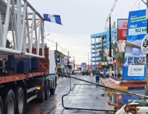 Guindaste do Boi Caprichoso derruba muro e fere torcedora em Parintins