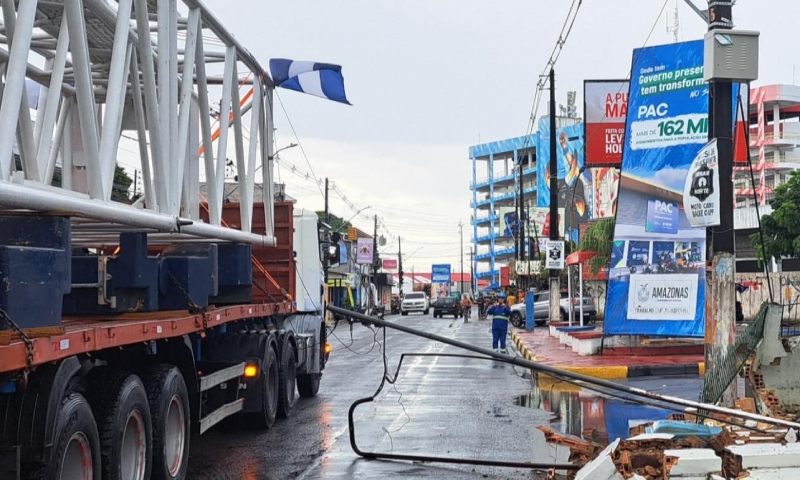Guindaste do Boi Caprichoso derruba muro e fere torcedora em Parintins; veja vídeo