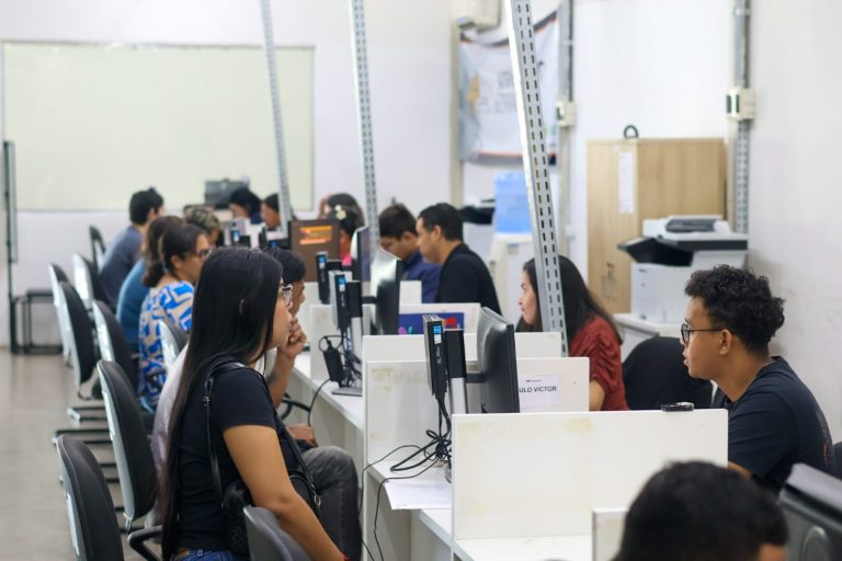 Designer, motorista e gerente: mais de 200 vagas de emprego estão disponíveis em Manaus; confira