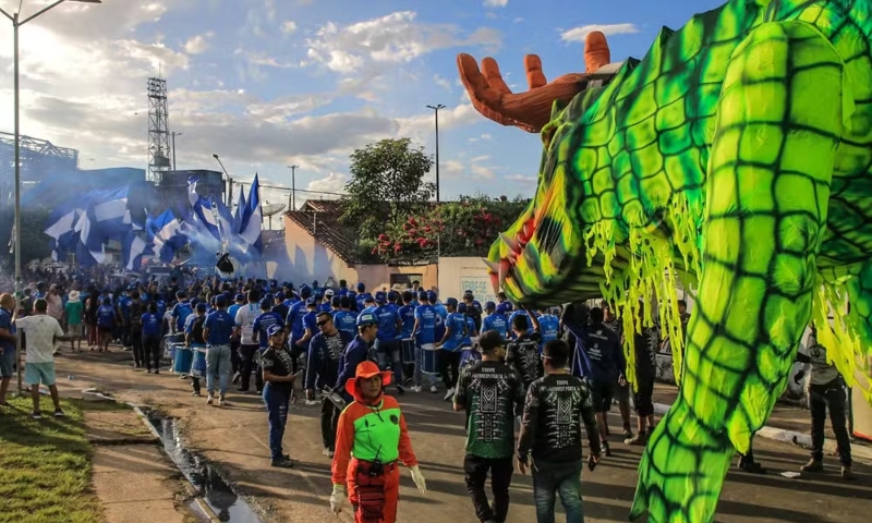 Caprichoso inicia translado das alegorias para o 58º Festival de Parintins nesta segunda-feira (16)