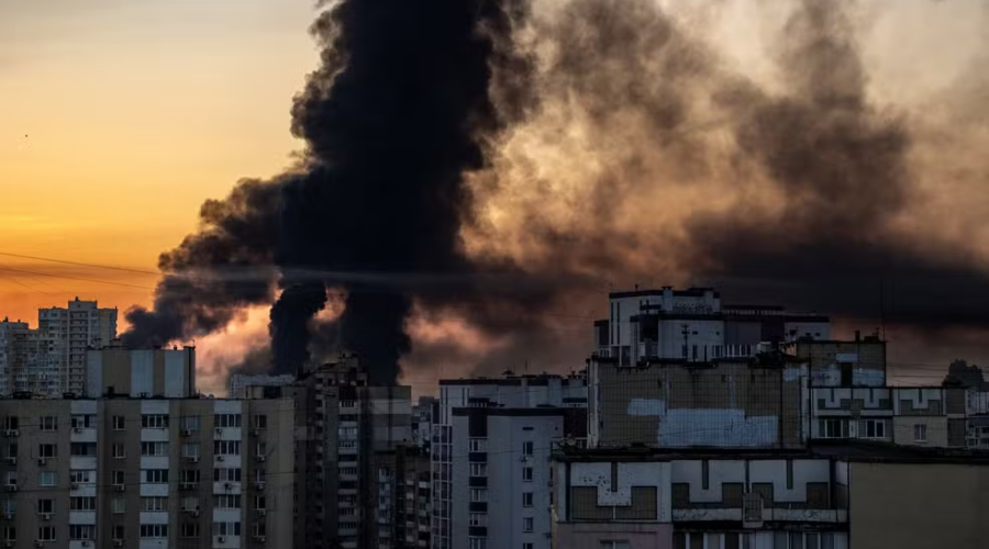 Bombardeios russos matam 14 pessoas e deixam 44 feridos em Kiev; veja vídeo