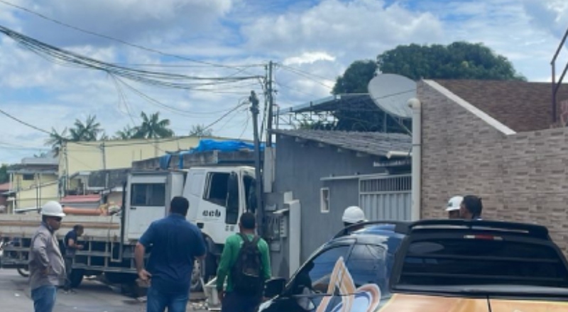 Caminhão desgovernado invade casa e deixa crianças feridas no Lírio do Vale