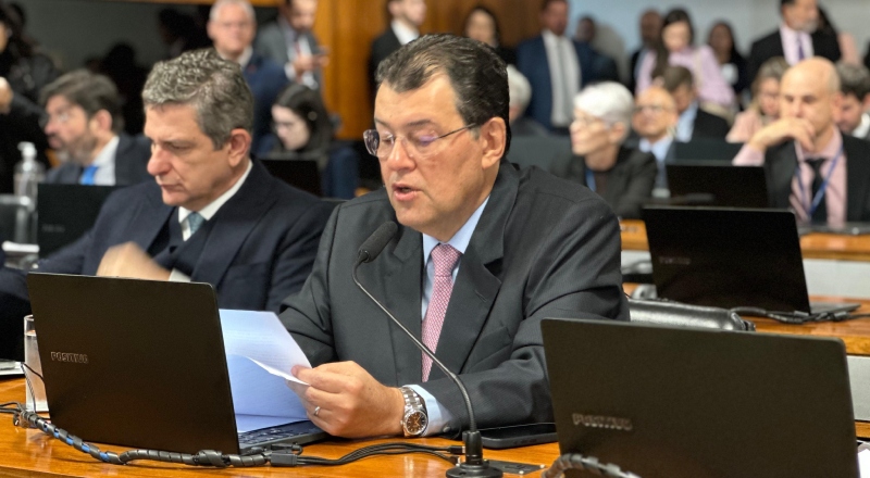 PL de Eduardo Braga, que cria crédito para mototaxistas e facilita a compra de veículos, é aprovado na CAE do Senado