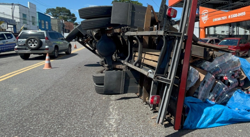 Caminhão carregado de refrigerante tomba e bloqueia trânsito no Centro de Manaus