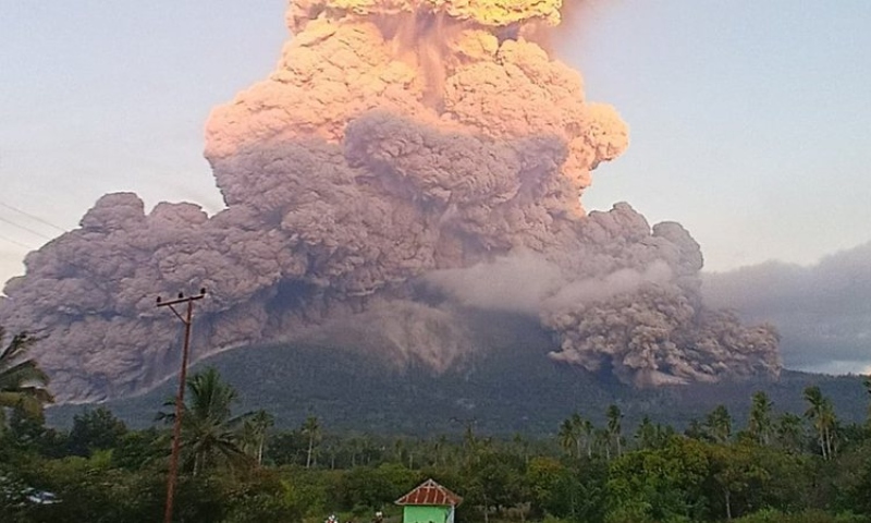 Erupção de vulcão na Indonésia causa cancelamento de voos para Bali; população deve evitar arredores