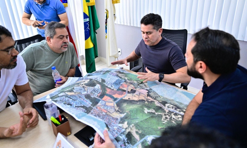 Prefeito David Almeida anuncia força-tarefa para regularizar 10 mil progressões na rede municipal de ensino