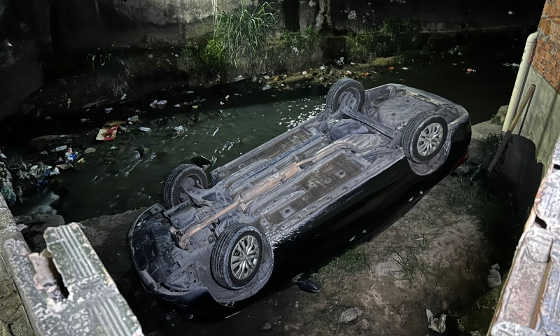 ‘GPS do cão’: motorista capota e cai com carro dentro de ‘rip-rap’ em Manaus; veja vídeo