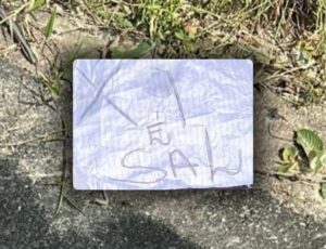 "X9 é sal”: facção deixa bilhete macabro em cima de corpo desovado no Ramal do Brasileirinho; veja