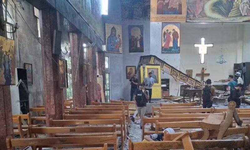 Homem ataca igreja lotada na Síria durante missa; veja