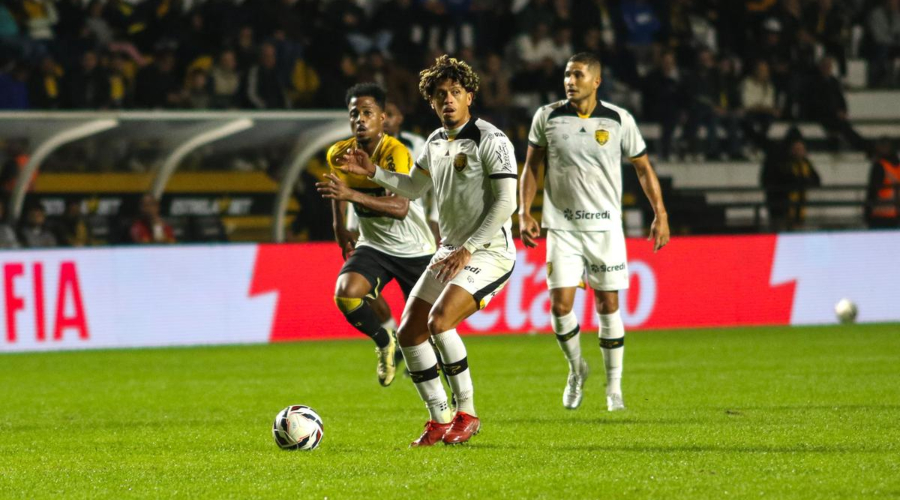 Amazonas FC vence de virada o Vila Nova e segue firme na luta contra o Z-4