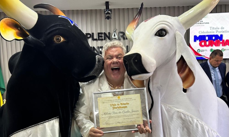 Milton Cunha é homenageado com título de cidadão parintinense por contribuição à cultura do festival