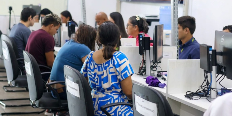 Recepcionista, garçom e motorista: 173 vagas de emprego estão disponíveis em Manaus; confira