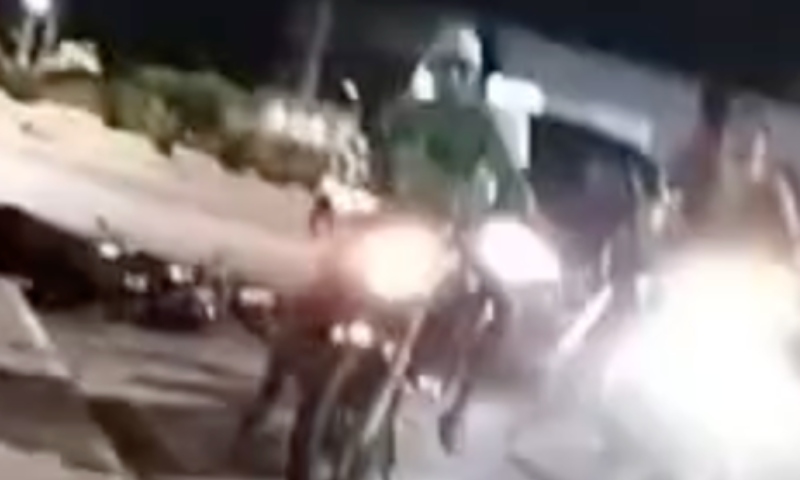 Trio em moto sofre acidente e jovem fica gravemente ferida em Iranduba; veja vídeo