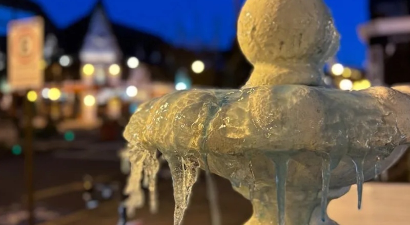 Frio extremo congela fonte de água em Gramado, na Serra Gaúcha; veja vídeo