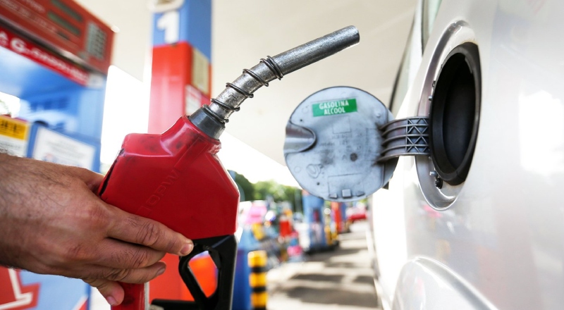 Mistura de etanol na gasolina sobe para 30% e pode reduzir preço nas bombas, diz governo