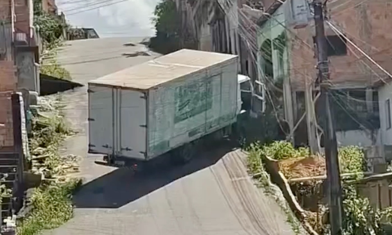 Caminhão perde força em ladeira e quase provoca tragédia no Cidade de Deus, em Manaus; veja vídeo