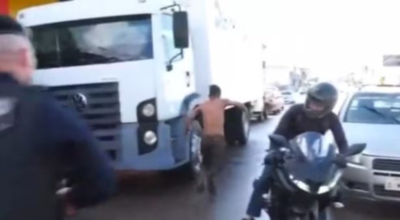 Vídeo mostra momento em que criminoso audacioso pula do camburão e foge da polícia; veja