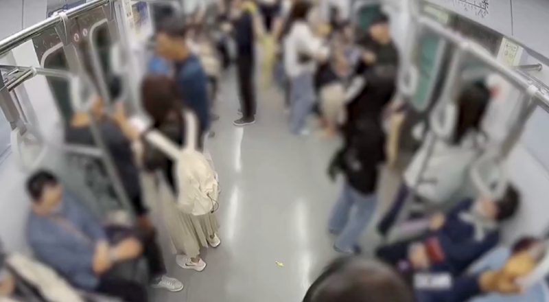 Homem toca fogo em metrô lotado após esposa pedir o divórcio; veja vídeo