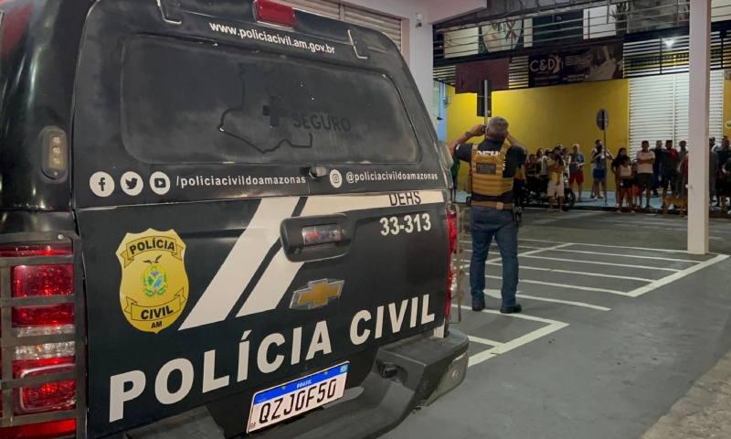 Homem é morto a golpes de canivete em rua movimentada no Manoa; veja vídeos