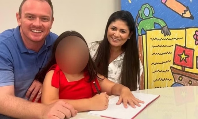 Pai surta e esfaqueia no peito sete vezes filha de 7 anos enquanto criança dormia