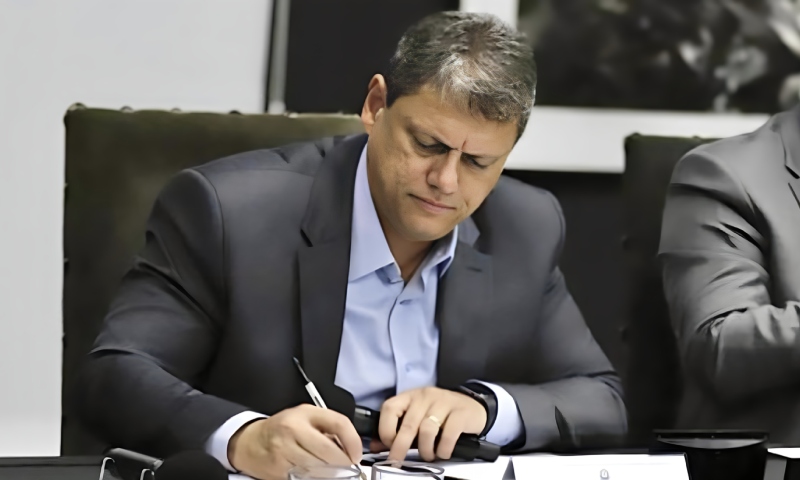 Tarcísio de Freitas sanciona lei que cria cadastro com DNA e fotos de estupradores