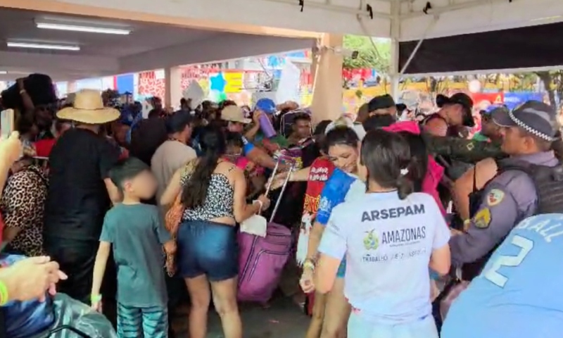 Tumulto no Porto de Parintins: passageiros enfrentam caos na hora de embarcar para Manaus: “sem condições, sem estrutura”; veja
