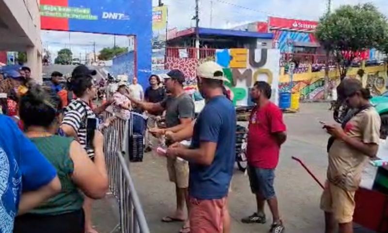 Caos no Porto de Parintins: “barcos vendem passagens em excesso e depois ficam escolhendo passageiro”; vídeo