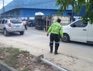 Carreta tomba no bairro São José e gera engarrafamento na Zona Leste de Manaus; veja vídeo